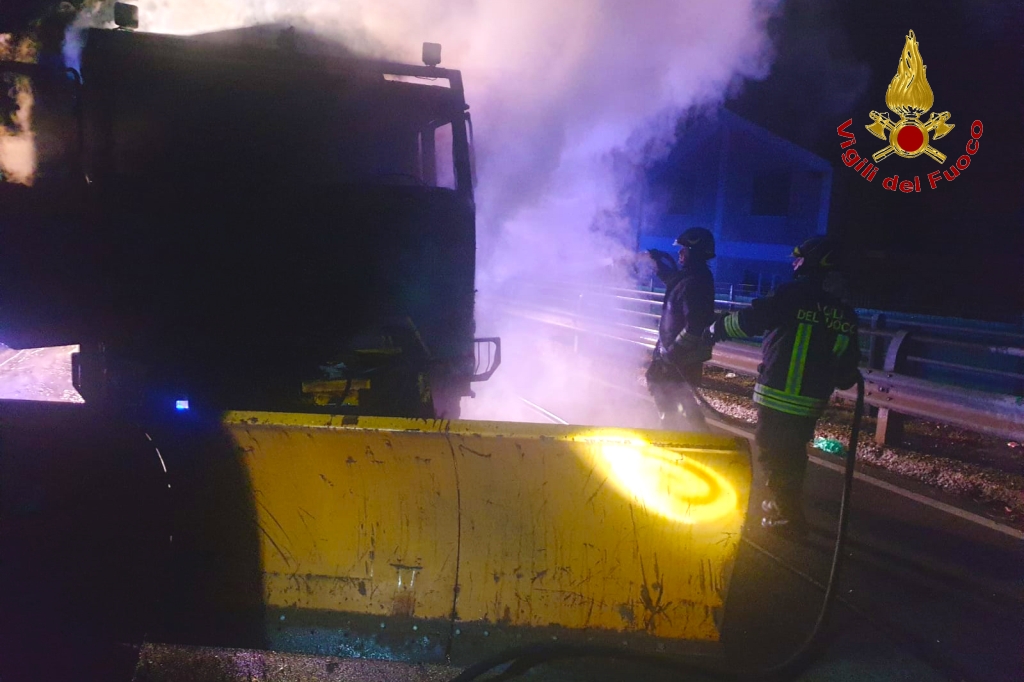 Foto E Video Spalaneve In Transito In Fiamme A Sant Andrea Di Conza