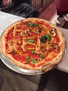 La pizza speciale che ha accolto lo Spezia all'aeroporto di Capodichino (foto facebook Spezia Calcio)