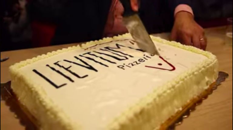 VIDEO/ Bagno di folla per l’inaugurazione della pizzeria Lievitum ad Avellino