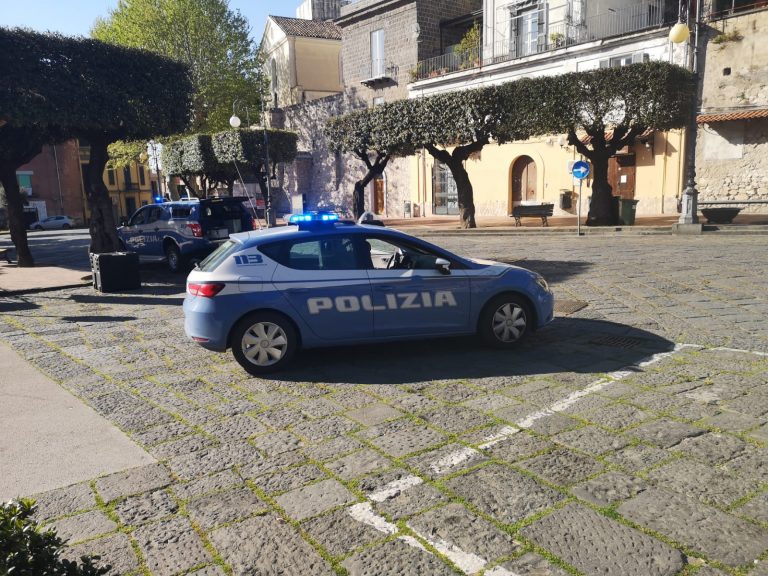 Ruba due auto, preso dopo inseguimento: obbligo di firma e patteggia condanna