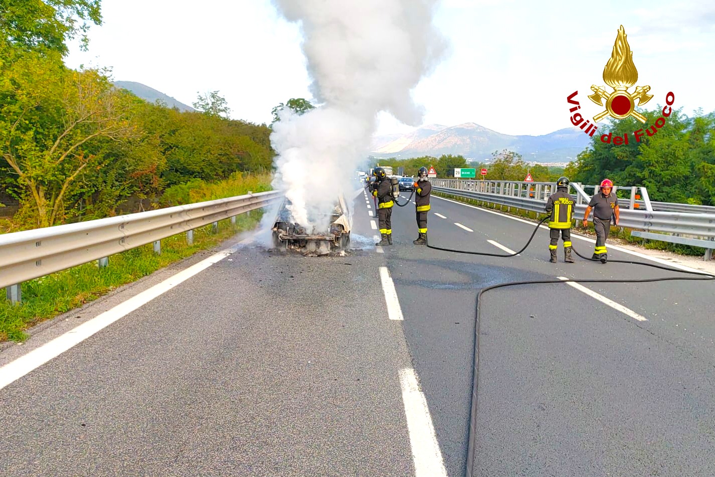 Auto In Fiamme Sull'A16 Nel Tratto Di Monteforte Irpino: Salvi I Tre ...