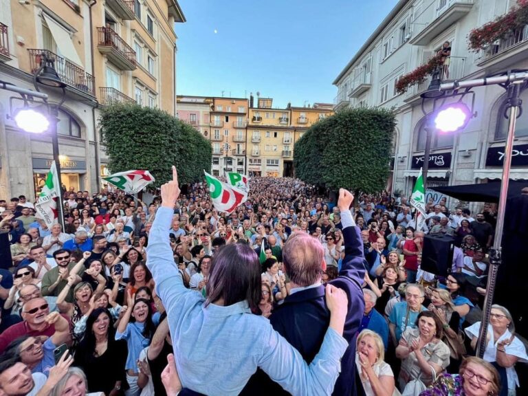 VIDEO/ Elly Schlein fa il pienone ad Avellino: “Vogliamo Tonino Gengaro sindaco”