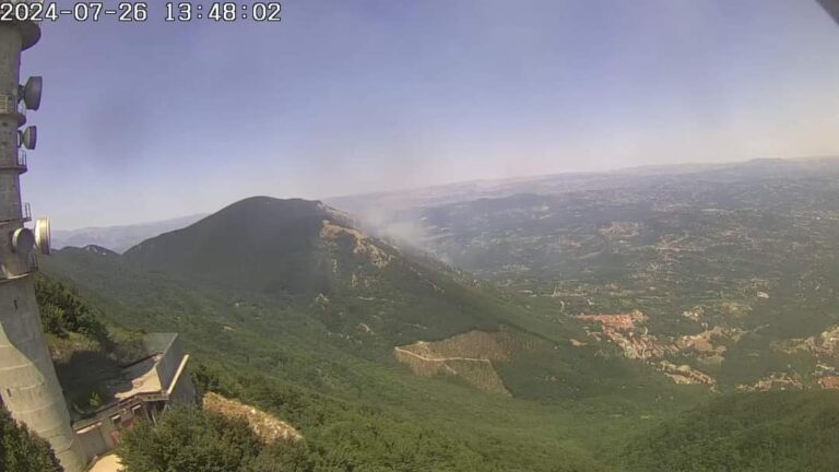 In fiamme la montagna di Summonte, elicottero in azione per domare il rogo