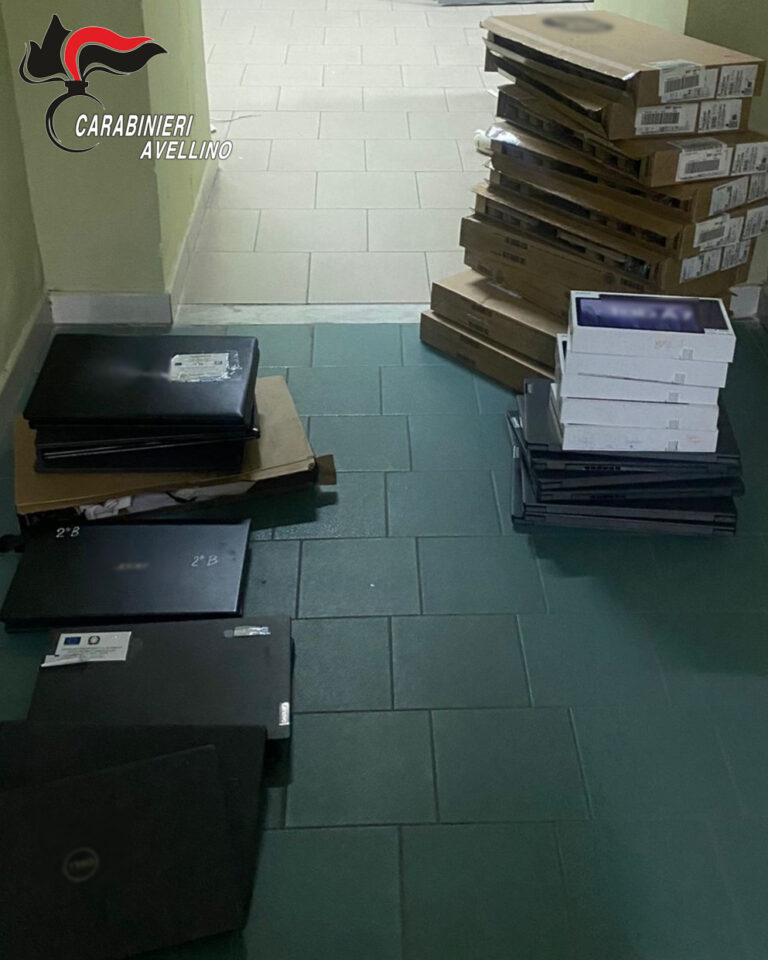 Tentato furto di computer in una scuola di Sirignano. I Carabinieri sventano il colpo