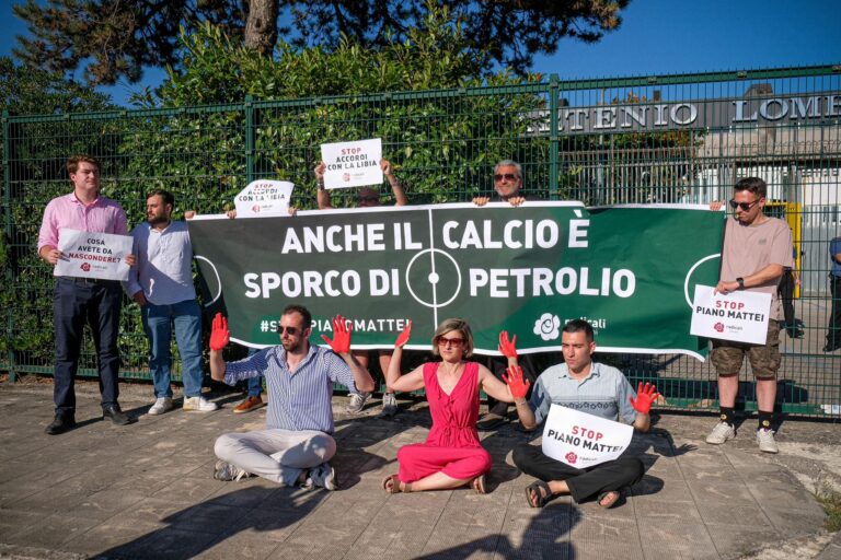 Sit in dei Radicali Italiani di fronte allo stadio Partenio Lombardi di Avellino
