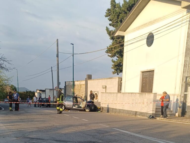 Tragedia a Grottolella, donna muore in auto schiantodosi contro il cimitero