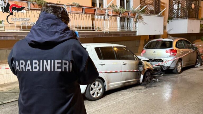 Solofra: fiamme nella notte distruggono due auto, indagini dei Carabinieri in corso