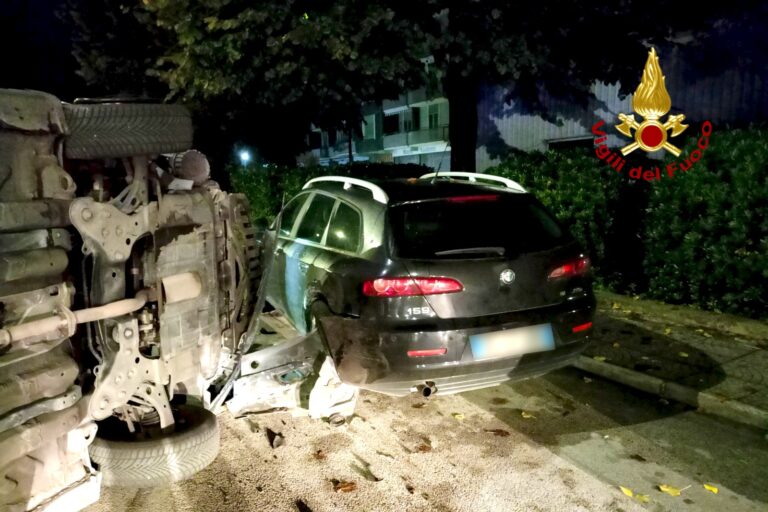 Incidente stradale nella notte in città: sbanda e finisce contro auto in sosta