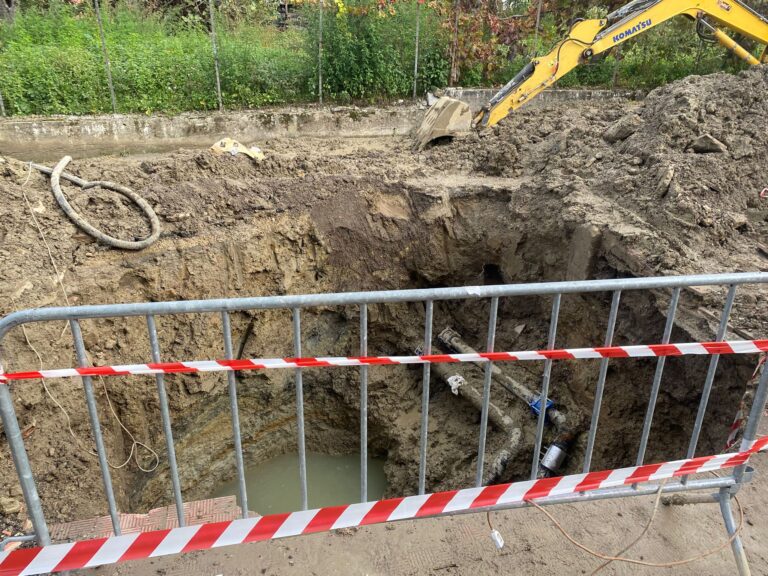 VIDEO/ Si prova a bypassare la condotta “marcia”. Ma a Capriglia le scuole restano chiuse