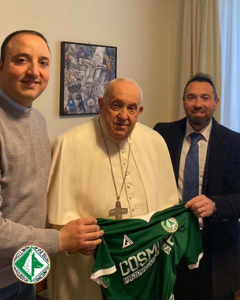 Papa Francesco benedice e firma la maglia dell’Us Avellino