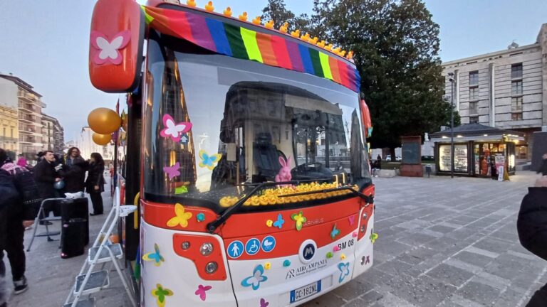 Candelora, parte il Free Bus : un mondo colorato contro quello oscuro dei diritti cancellati