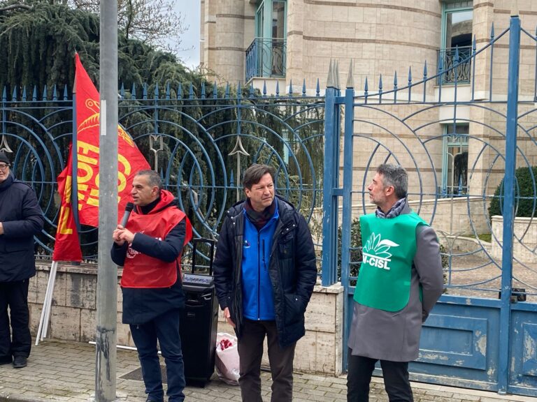 VIDEO/ “In Irpinia politica assente e attenta solo ai tornaconti elettorali”. Il sit-in dei metalmeccanici