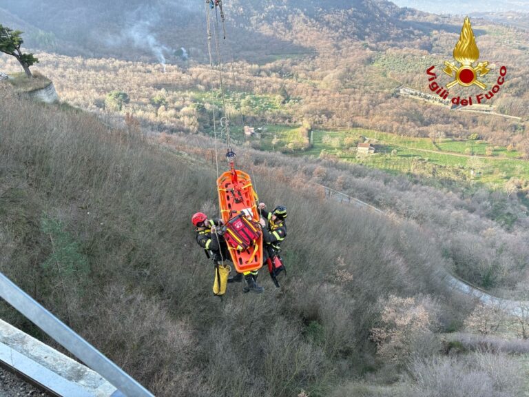 FOTOGALLERY/ Tentato suicidio sull’Ofantina: le immagini del soccorso al giovane