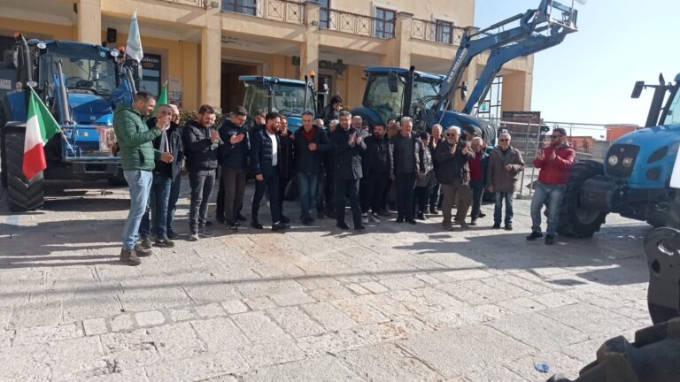 VIDEO-FOTO/ Ariano, gli agricoltori chiedono a Franza di dichiarare lo stato di crisi