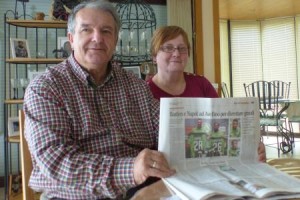 I genitori di Bastien mostrano la copia del quotidiano Il Mattino che riporta la presentazione di Samuel ad Avellino (foto Sudinfo.be)