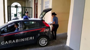 Carabinieri portano via documenti