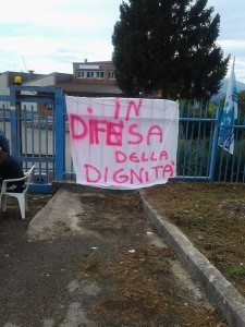 Operai in protesta alla Mondial