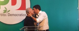Il bacio tra Renzi e De Luca a Salerno
